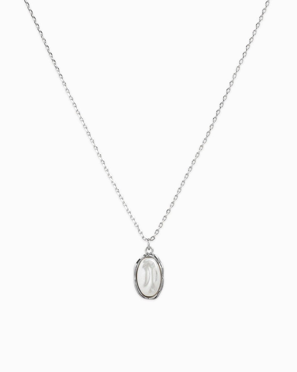 Oval Frame Minimal Pearl Necklace
