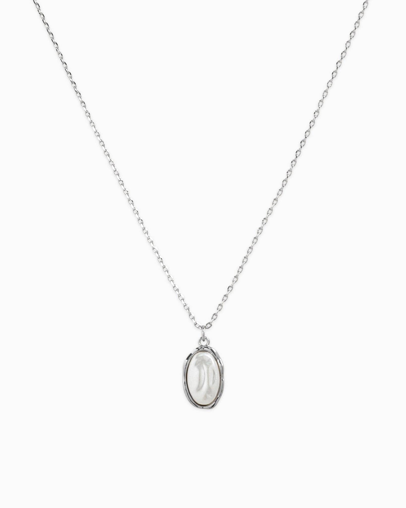 Oval Frame Minimal Pearl Necklace