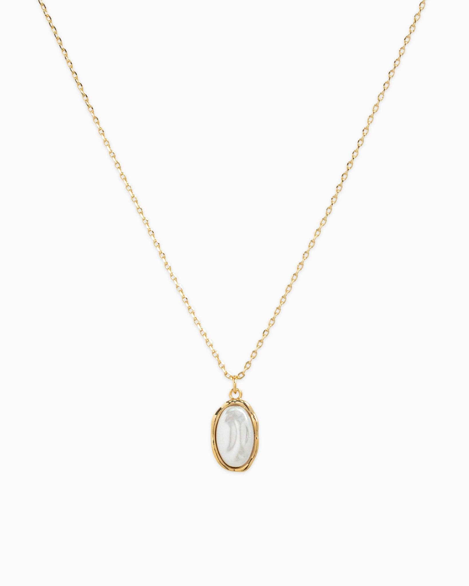 Oval Frame Minimal Pearl Necklace