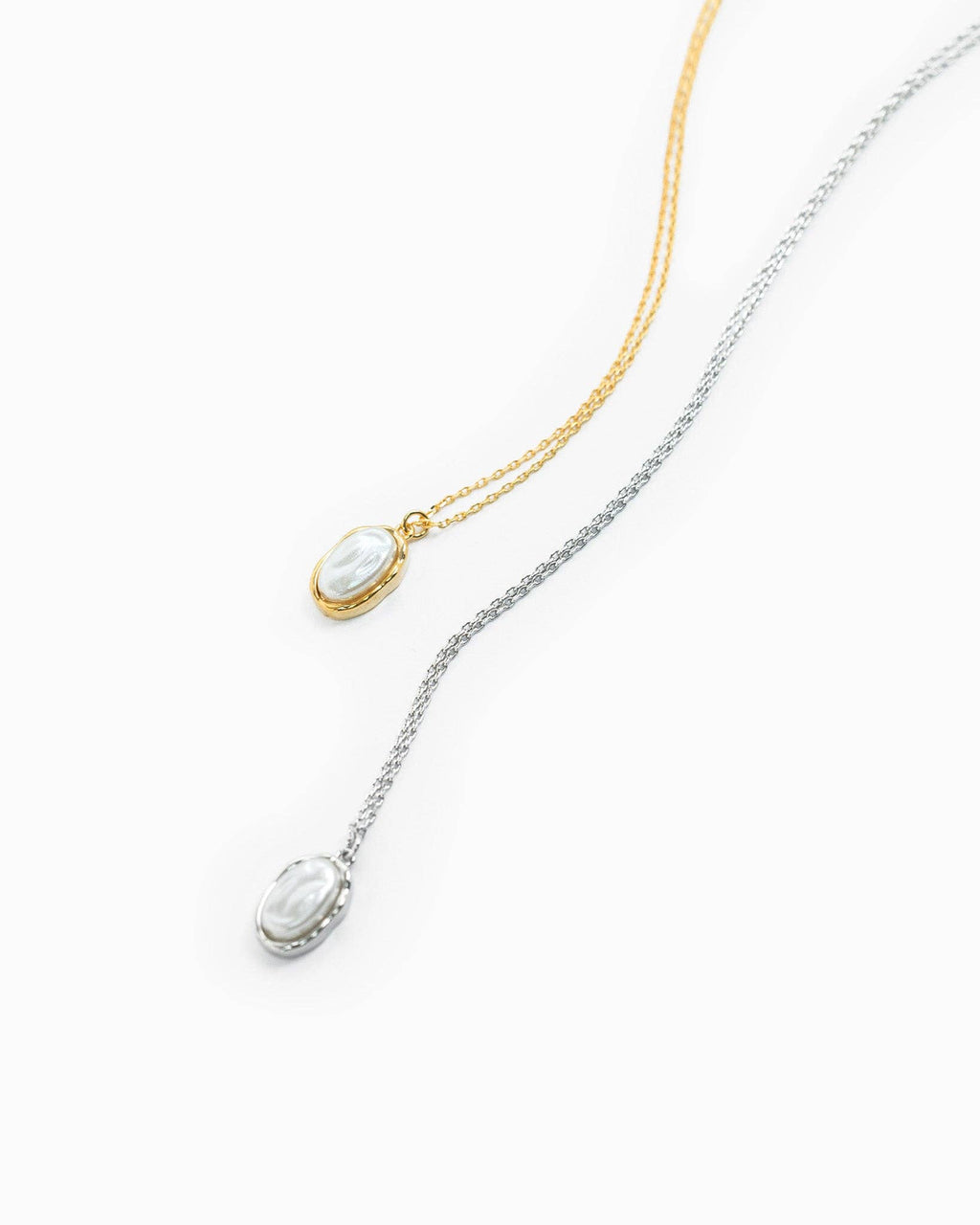 Oval Frame Minimal Pearl Necklace