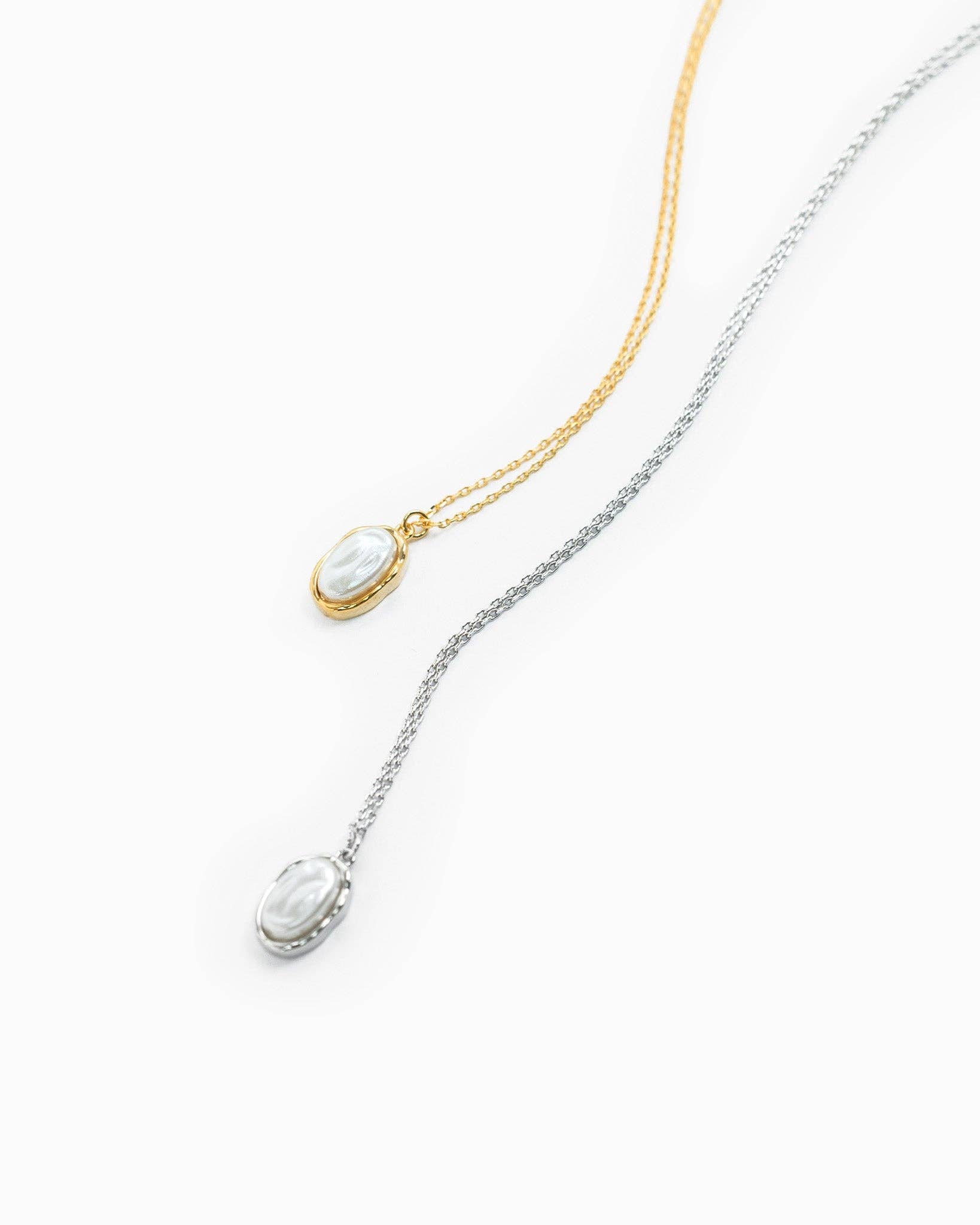 Oval Frame Minimal Pearl Necklace